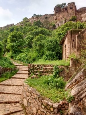 Pathway_-_Ranthambore_Fort,_Sawai_Madhopur